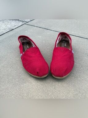 Toms Red Canvas Slip On Shoes W8 EUC Y2K Retro Comfort Lightweight Statement